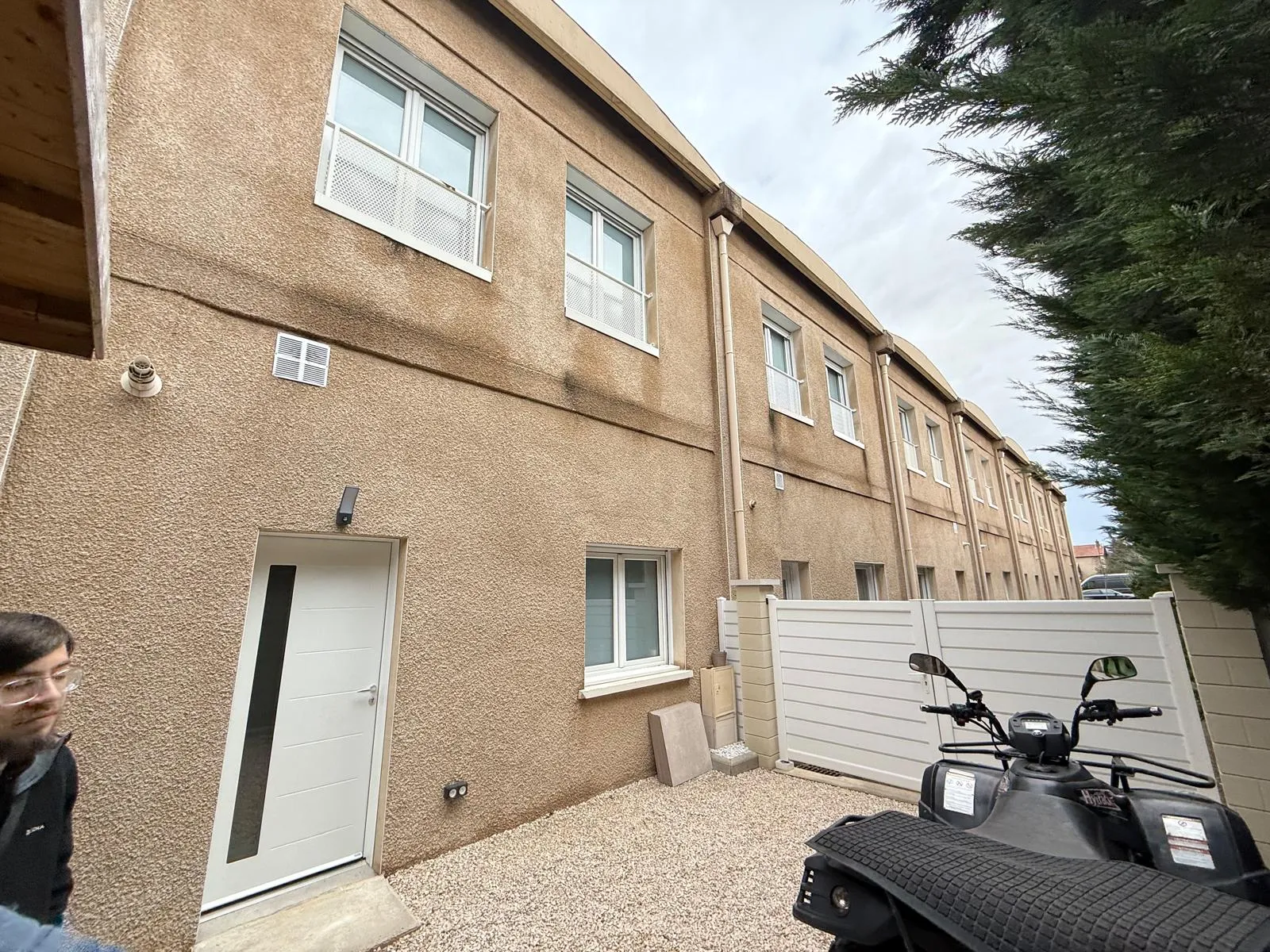 Copropriété à Sathonay — enduit dégradé avant travaux
