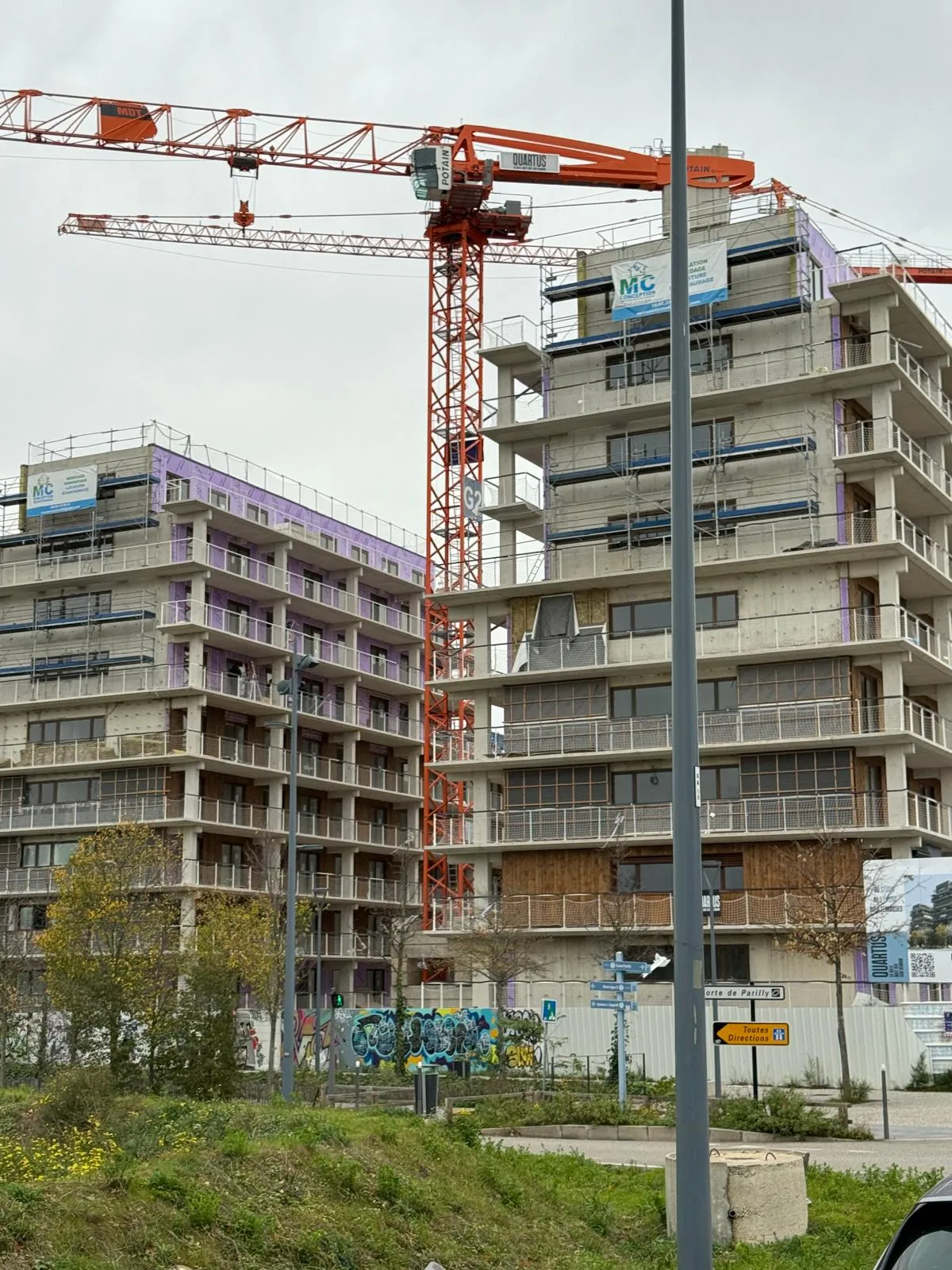 Immeuble à Vénissieux — chantier en cours, structure et grue