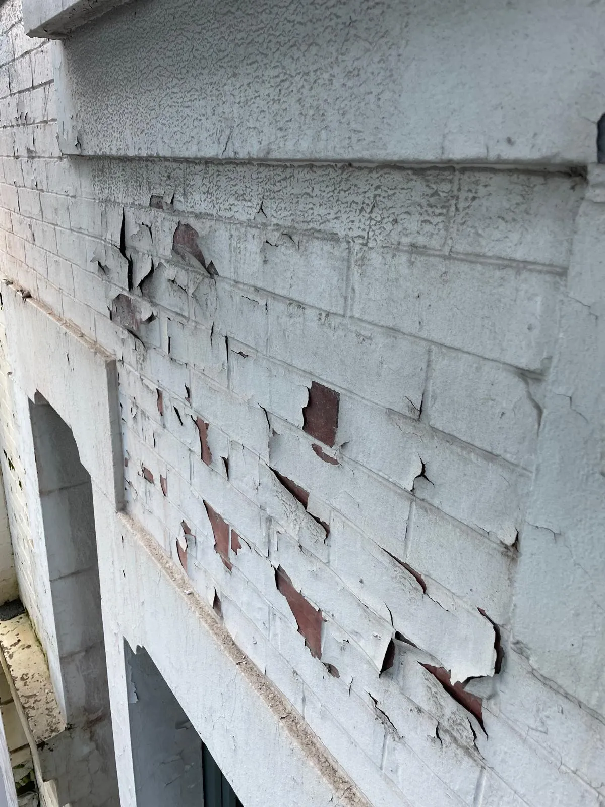 Hôtel Bristol — peinture écaillée sur la façade avant travaux