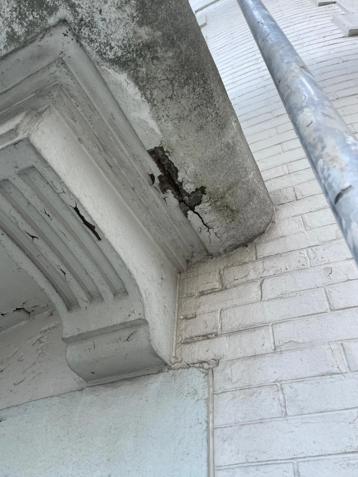 Hôtel Bristol — modénature et corbeau dégradés avant reprise