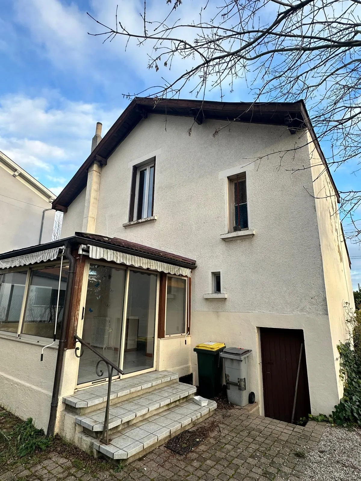 Maison à Sathonay — façade arrière dégradée avant travaux