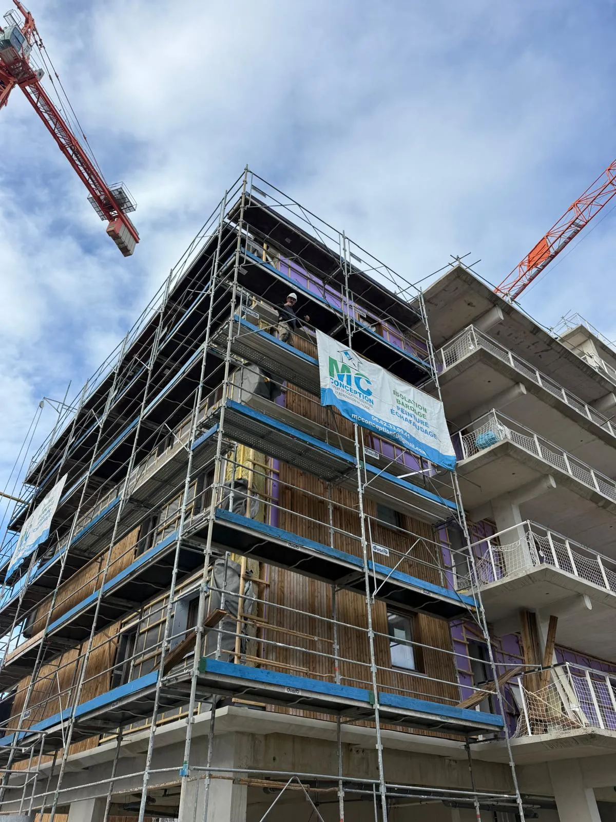 Immeuble à Vénissieux — pose du bardage bois sous échafaudage