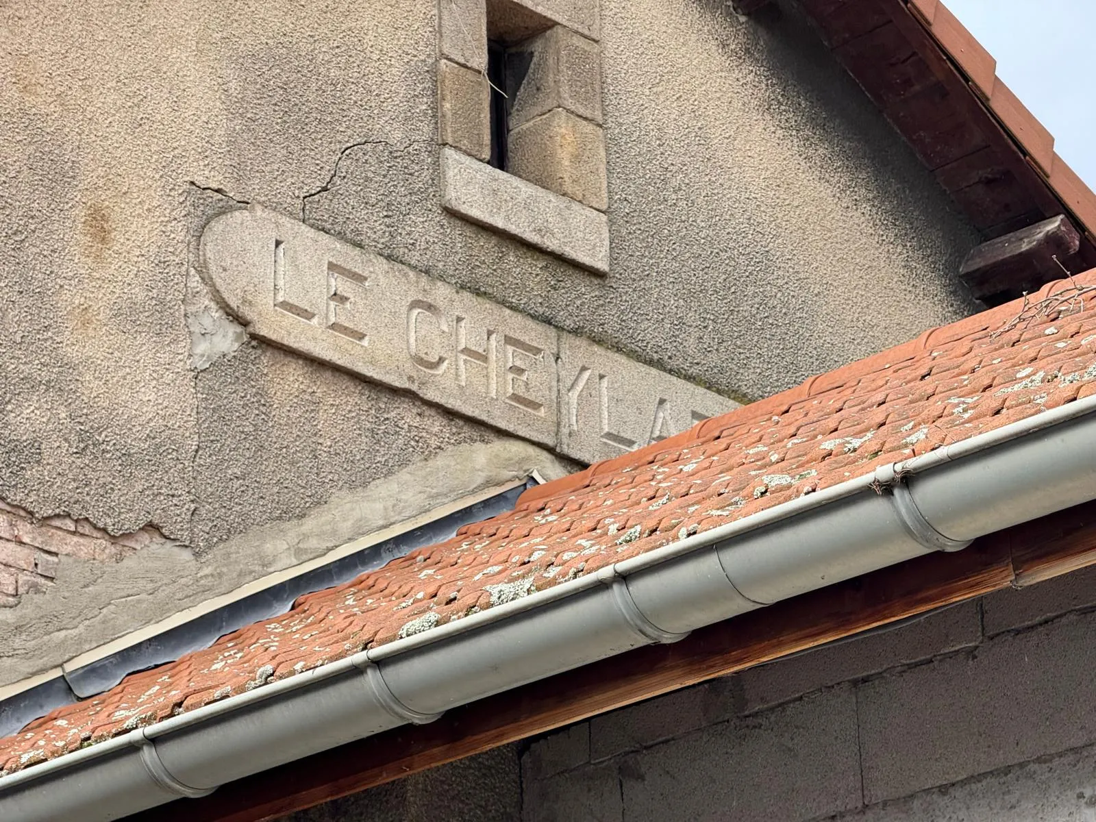Ancienne gare du Cheylard — enduit dégradé et corniche à reprendre