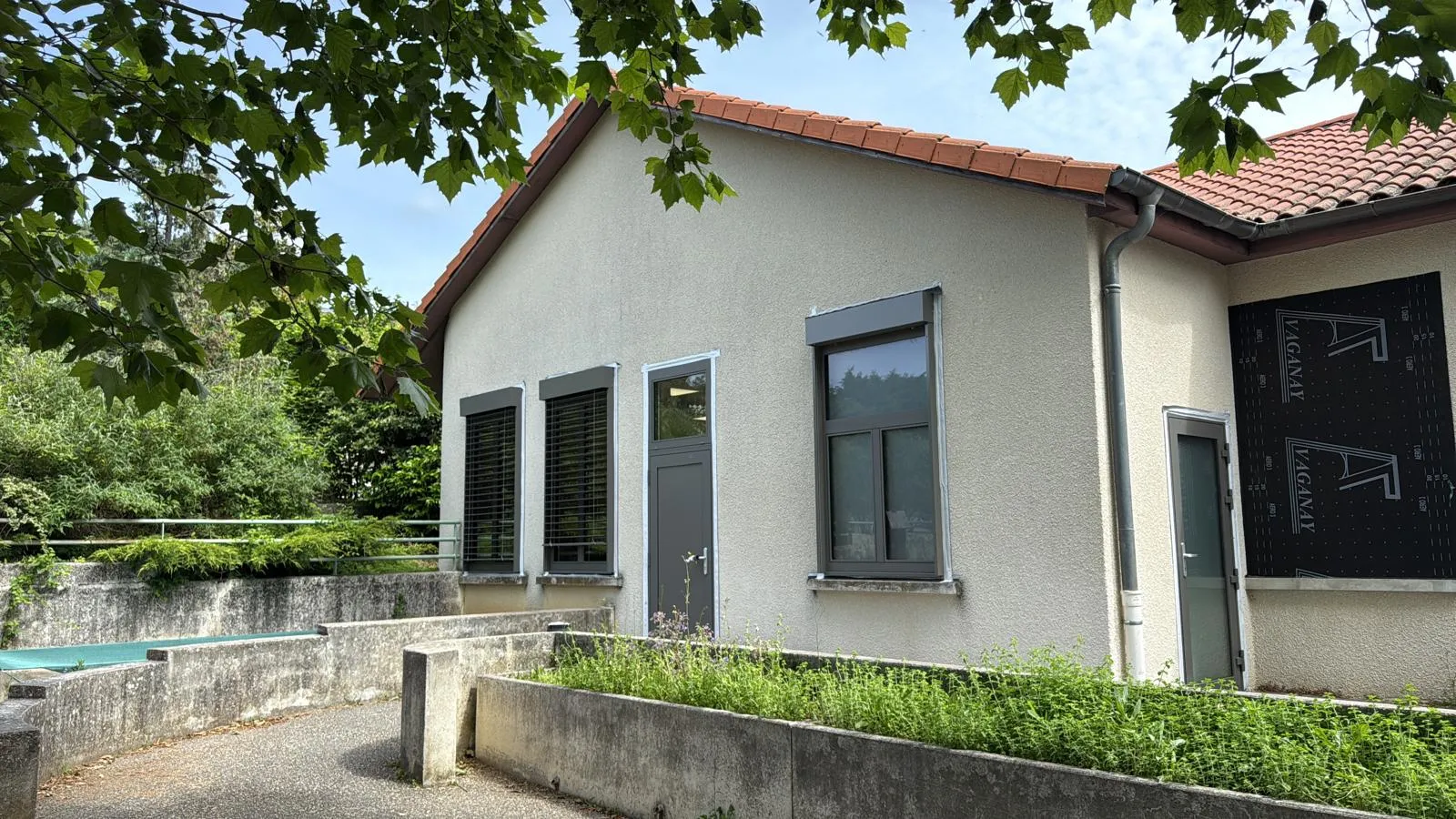 Groupe scolaire de Chaussan — façade enduite avec menuiseries neuves