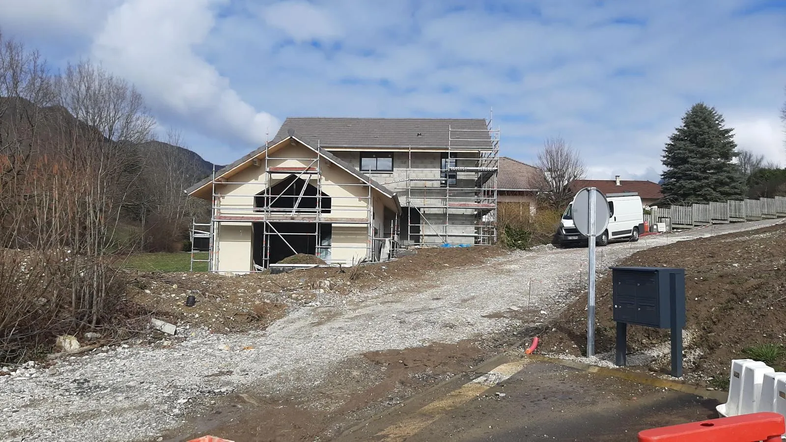 Maison à Annecy — pose de l’isolant sur les façades