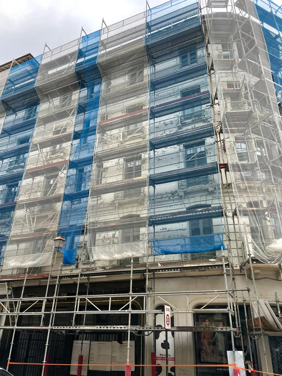 Hôtel Bristol — façade sous échafaudage et filets de protection