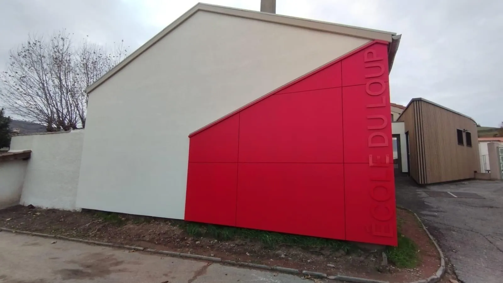 Groupe scolaire de Chaussan — pignon en parement et enseigne École du Loup