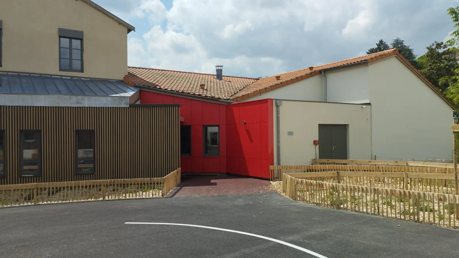Groupe scolaire de Chaussan — entrée habillée de parement rouge