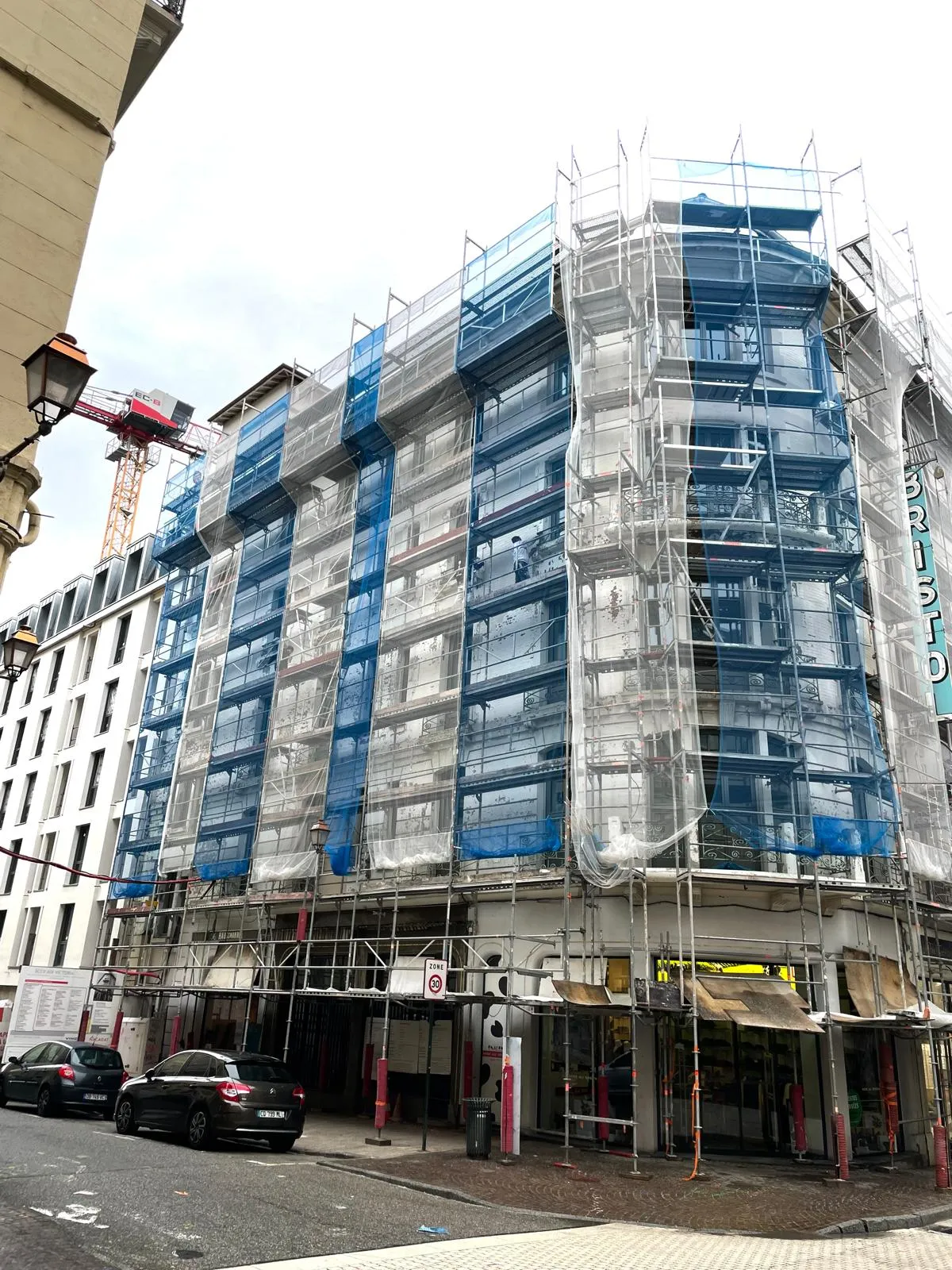 Hôtel Bristol — échafaudage de pied à l’angle du bâtiment