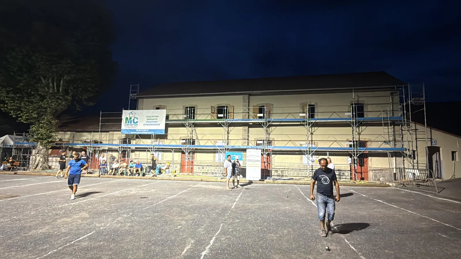 Ancienne gare du Cheylard — chantier en soirée au cœur du village