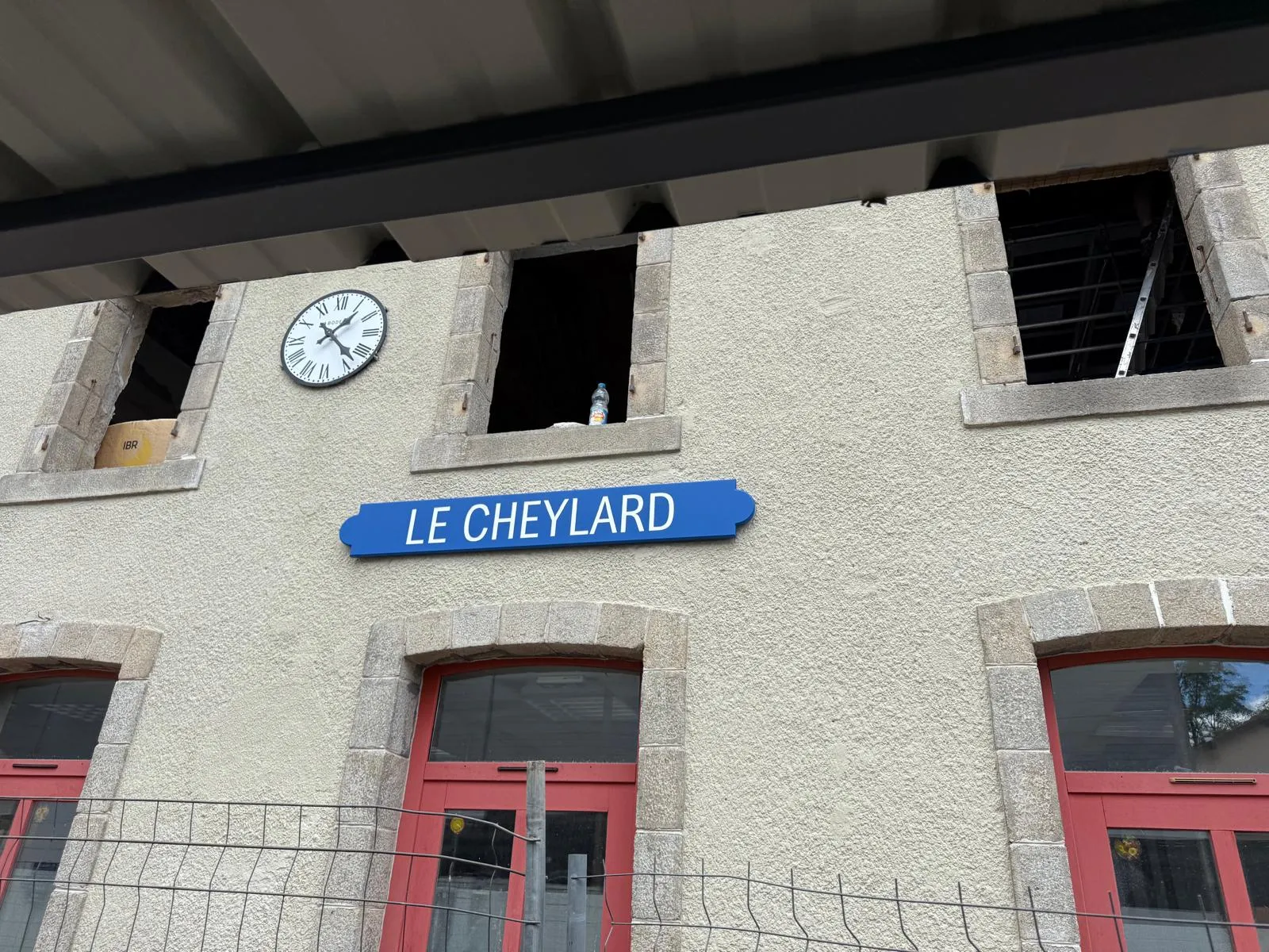 Ancienne gare du Cheylard — façade en travaux, panneau de financement