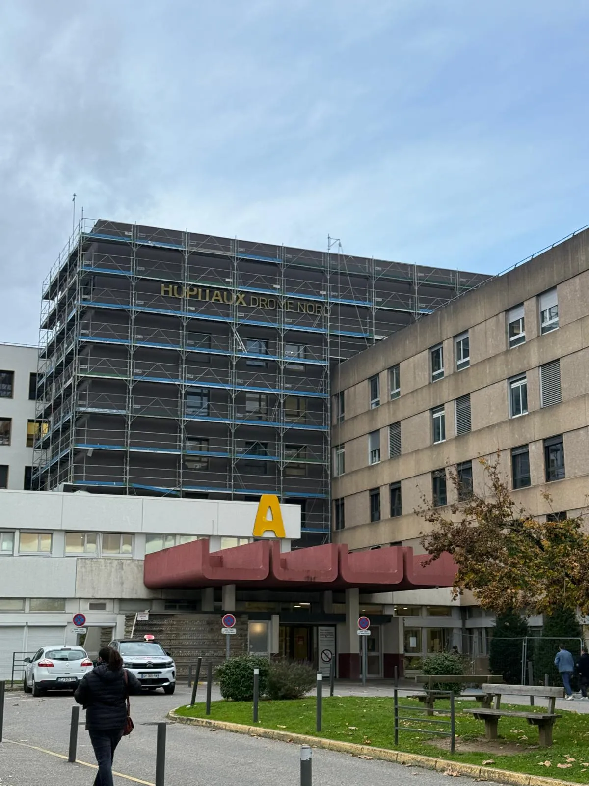Hôpitaux Drôme Nord — façade en cours de rénovation et enseigne