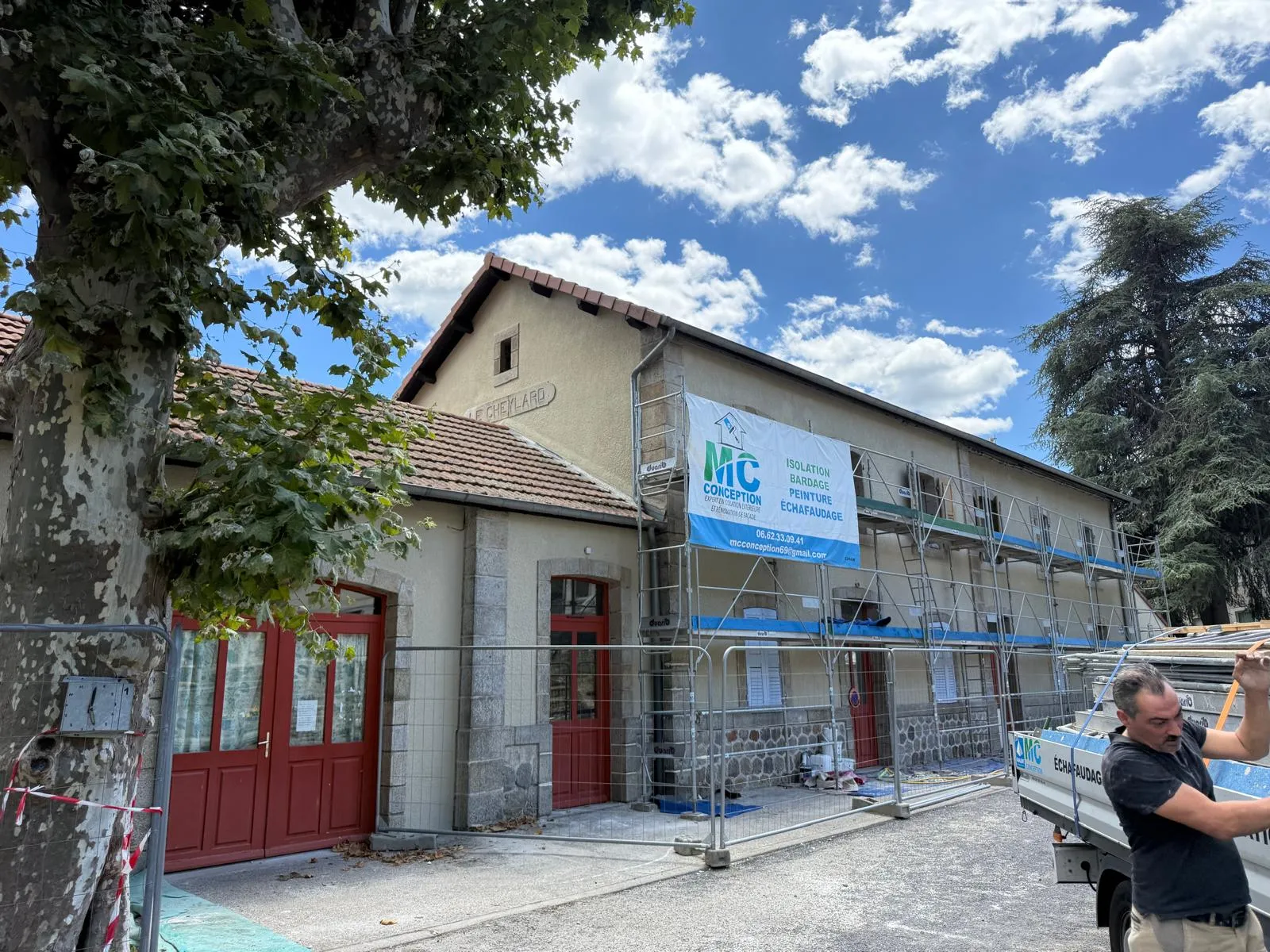 Ancienne gare du Cheylard — enduit en cours sous échafaudage