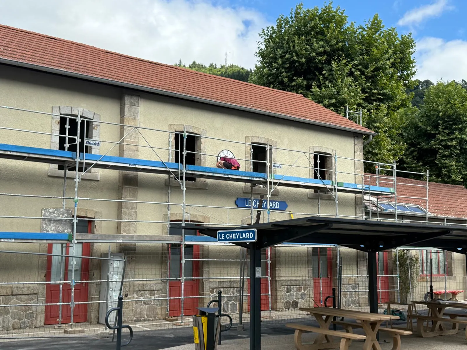 Ancienne gare du Cheylard — application de l’enduit par les façadiers