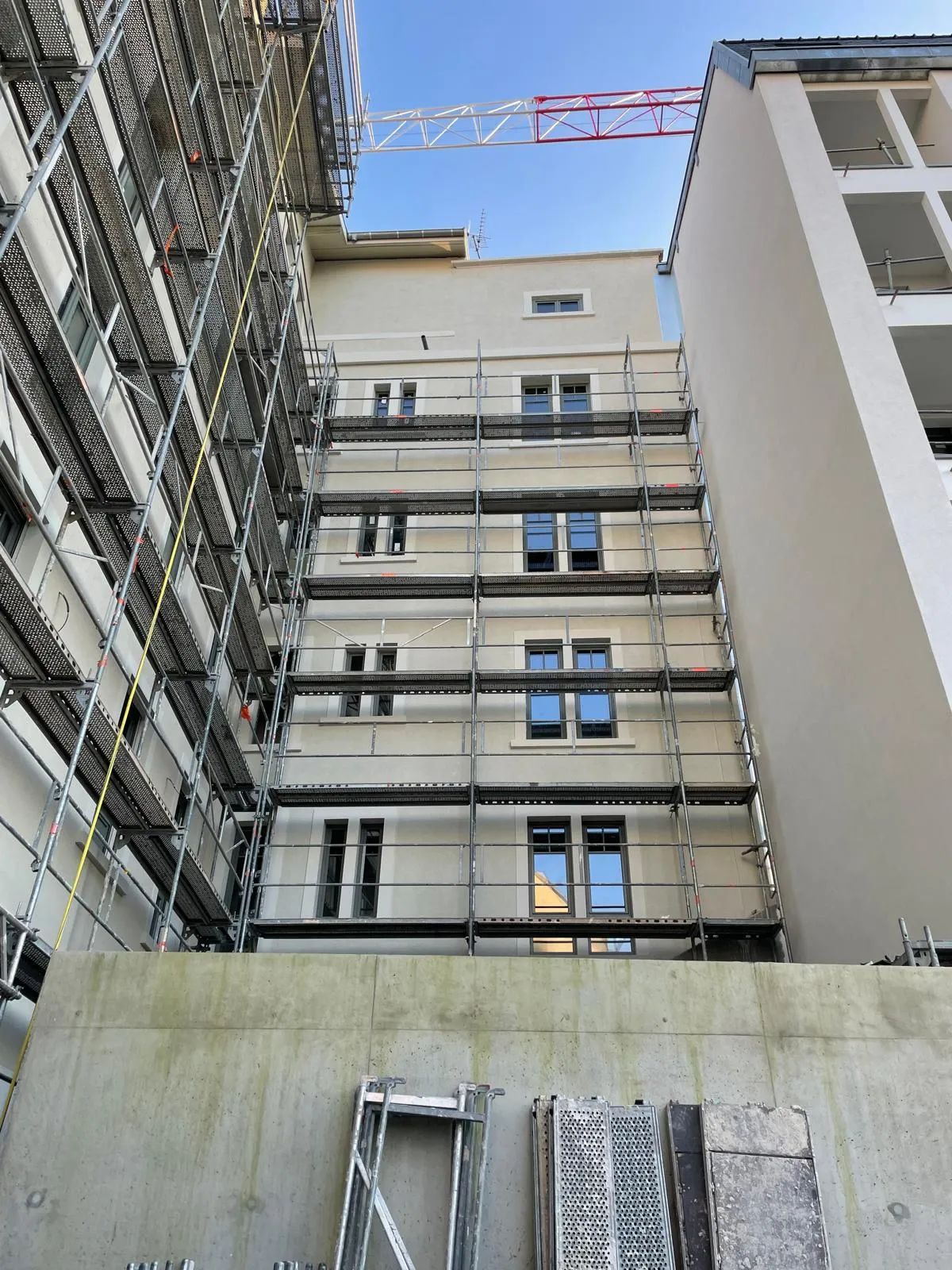 Hôtel Bristol — façade arrière échafaudée côté cour