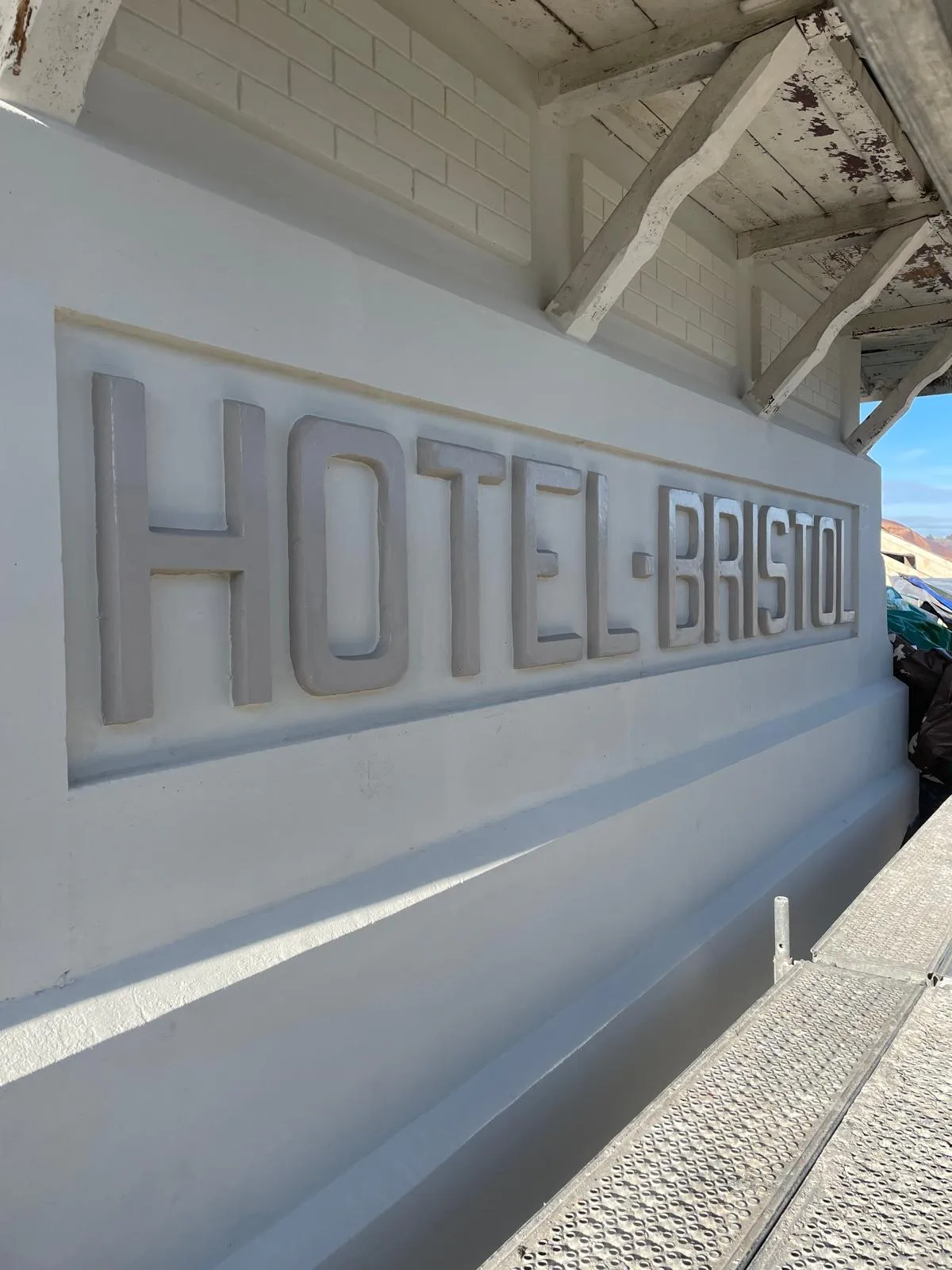 Hôtel Bristol — lettrage « HOTEL·BRISTOL » repeint