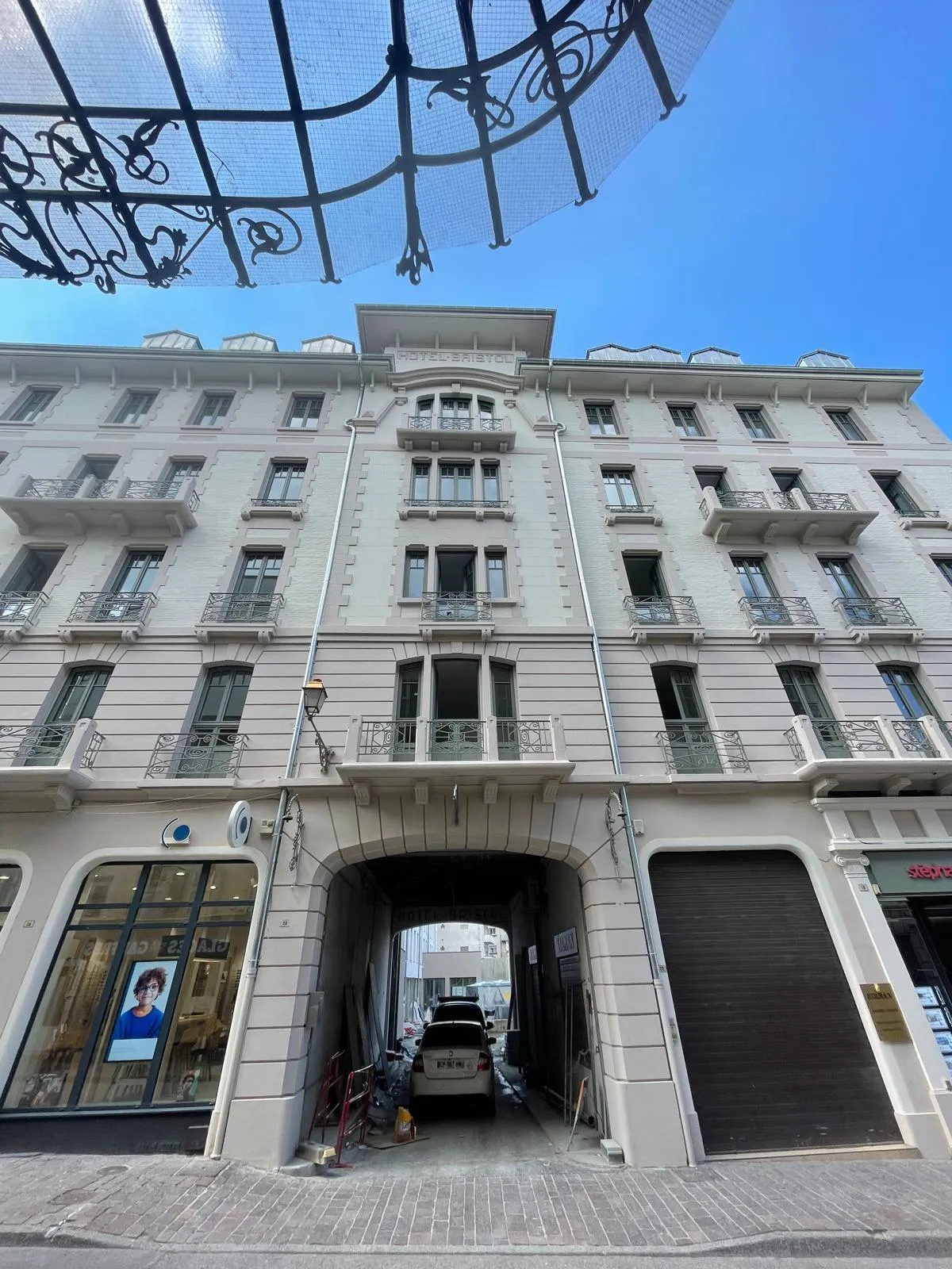 Hôtel Bristol — façade principale rénovée