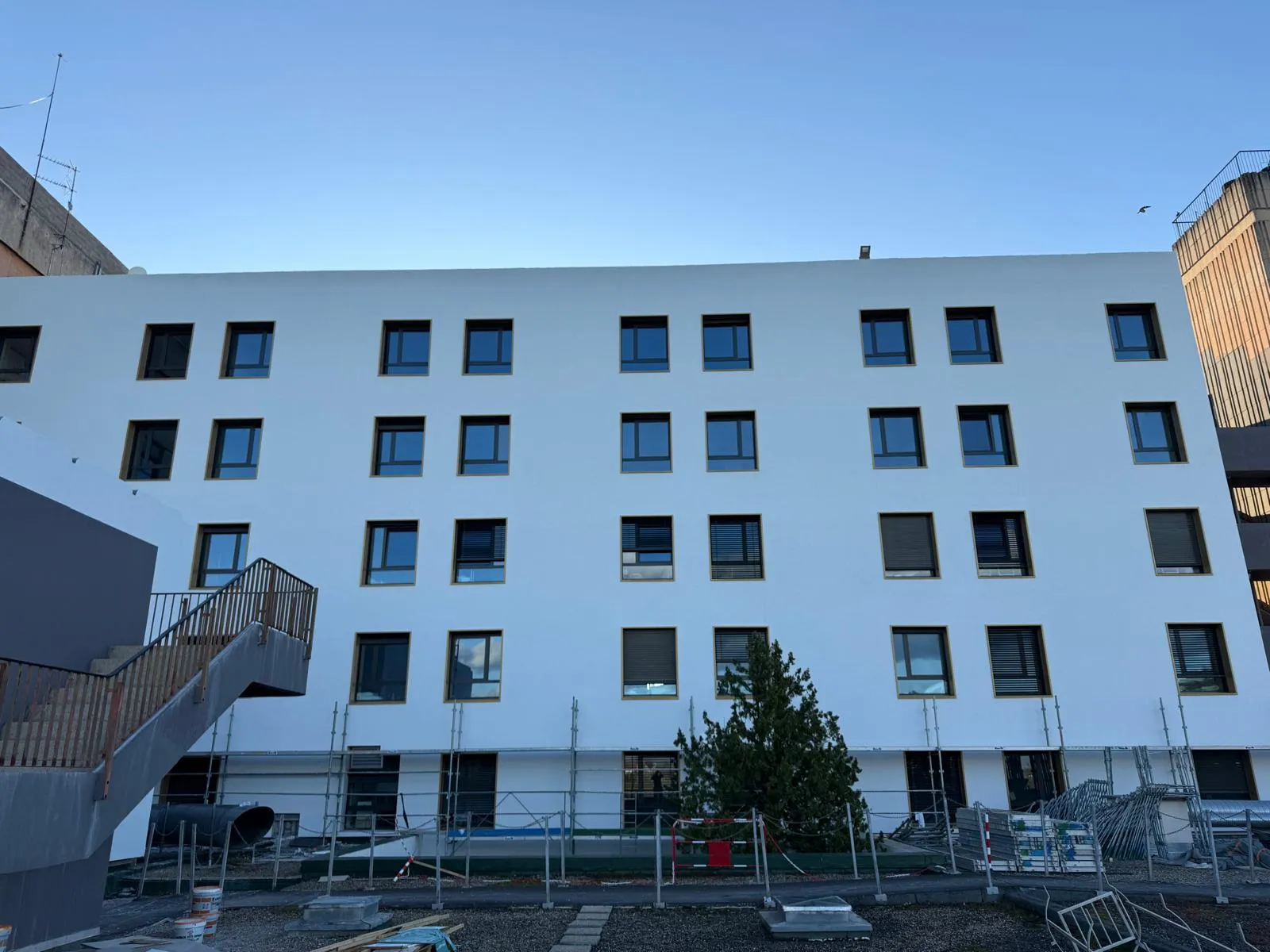 Hôpitaux Drôme Nord — façade rénovée au crépuscule