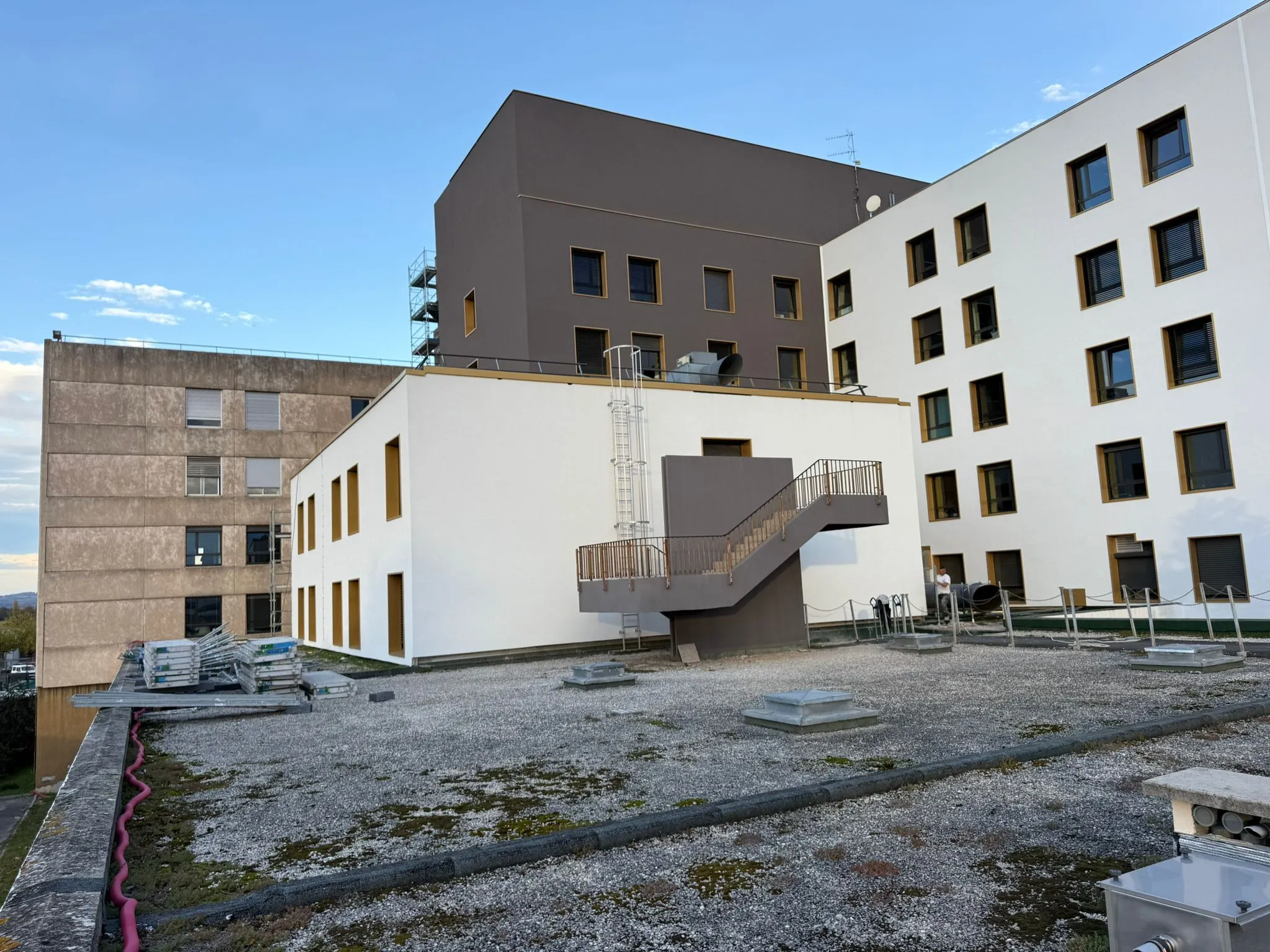 Hôpitaux Drôme Nord — cour intérieure après rénovation