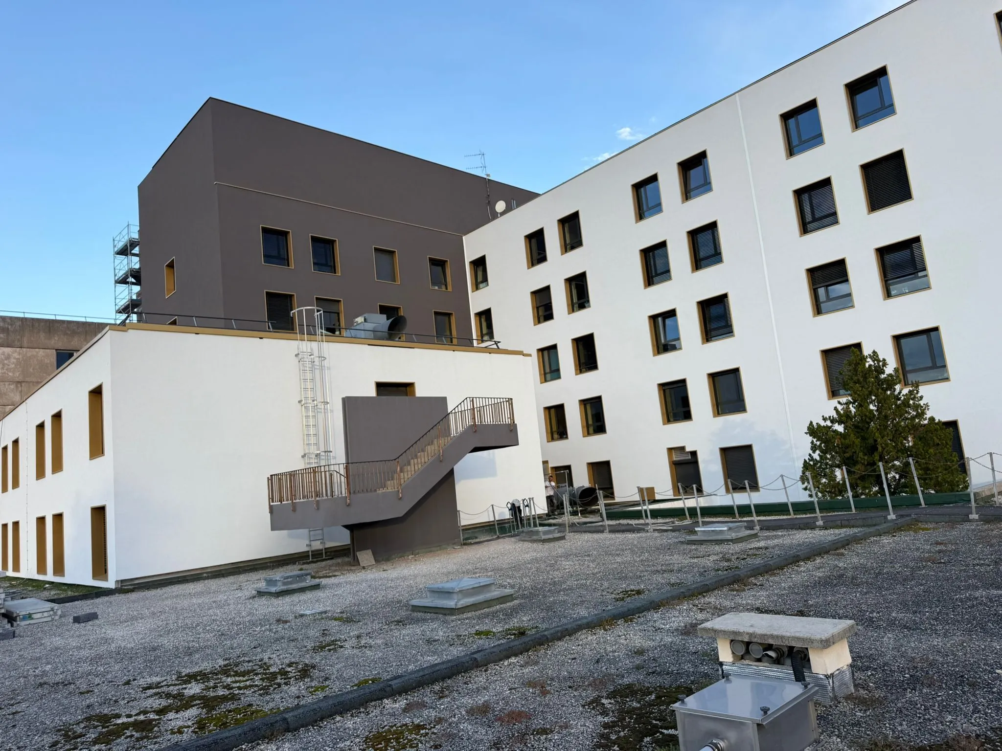 Hôpitaux Drôme Nord — façades blanches et bloc supérieur terminés
