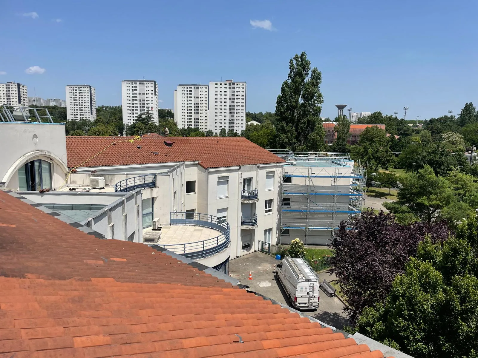 EHPAD à Vénissieux — façades en cours de finition vues depuis les toitures