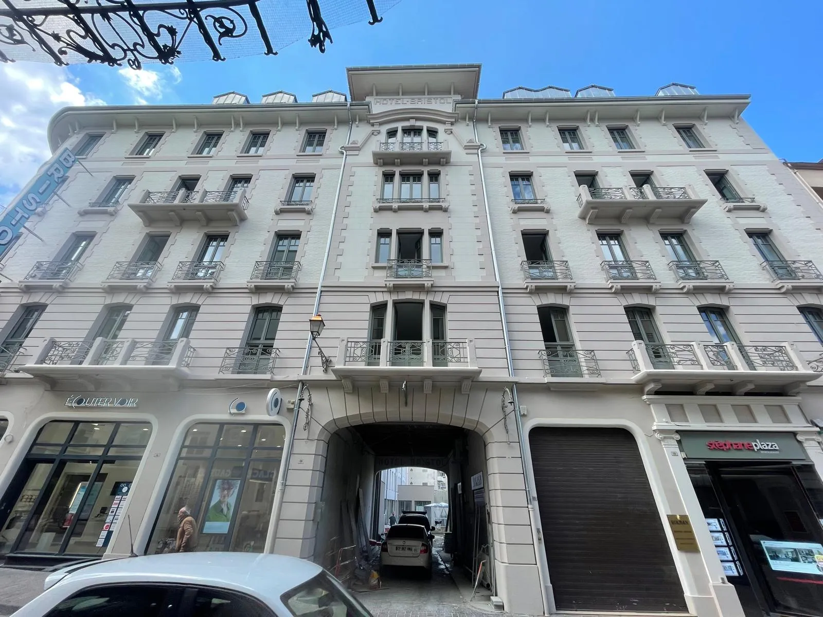 Hôtel Bristol — façade après ravalement et peinture