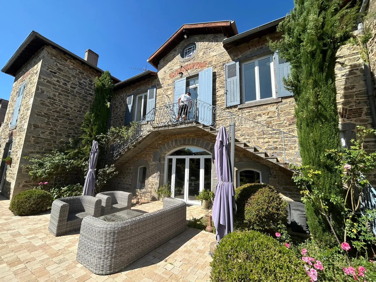 Maison à Mont d’Or — volets bleus repeints sur façade en pierre