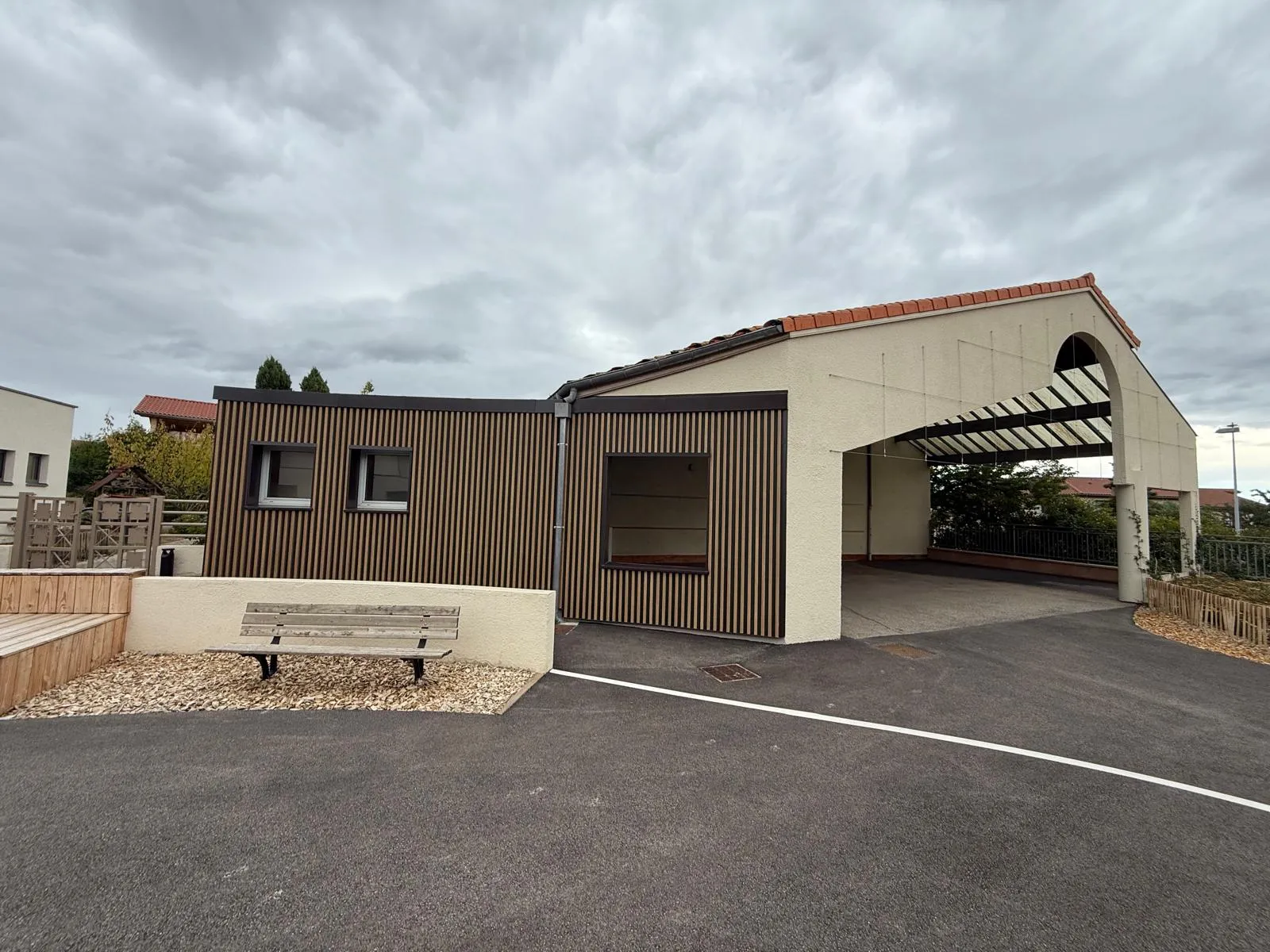 Groupe Scolaire de Chaussan — façade après travaux