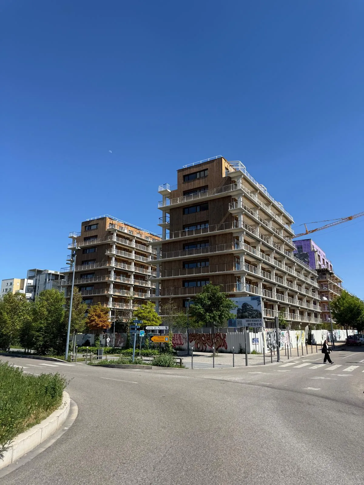 Immeuble à Vénissieux — façades habillées d’un bardage bois après travaux
