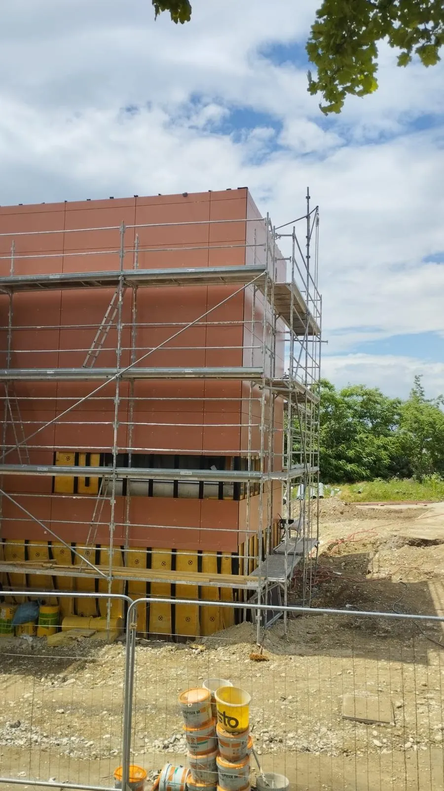 Bâtiment public à Lyon Mermoz — façade habillée de bardage en cours de finition