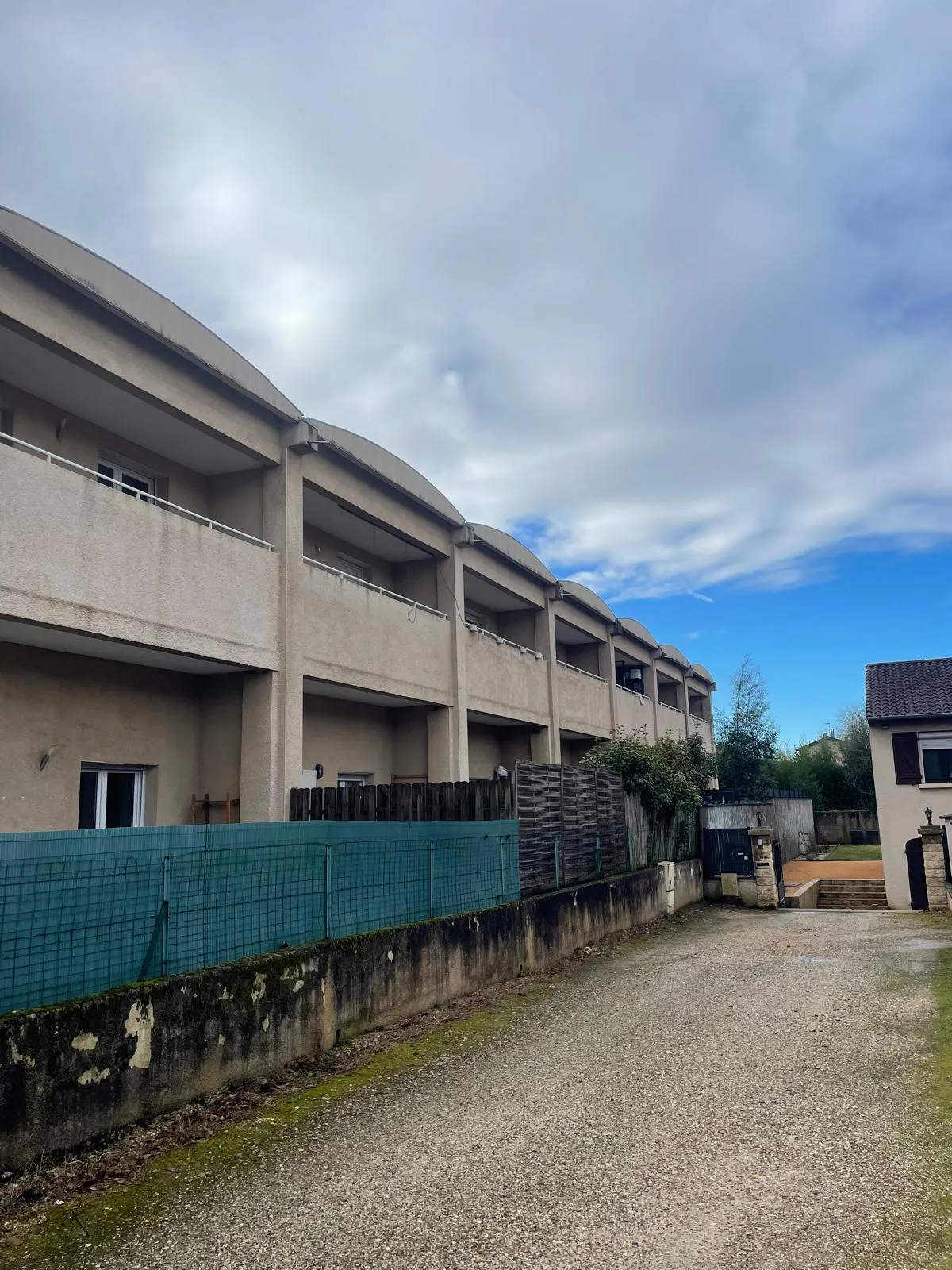 Copropriété à Sathonay — façades dégradées avant travaux