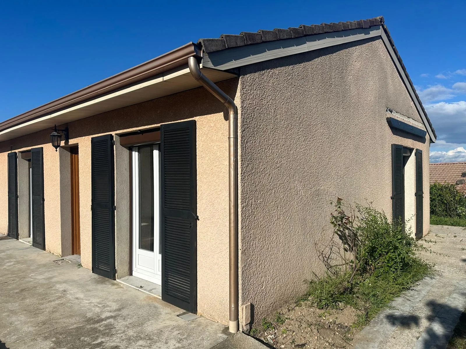Maison du Rhône — façade avant travaux