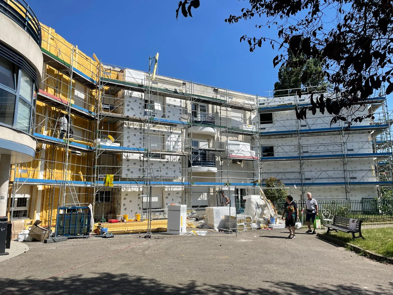 EHPAD à Vénissieux — pose de l’isolation en laine de verre en cours