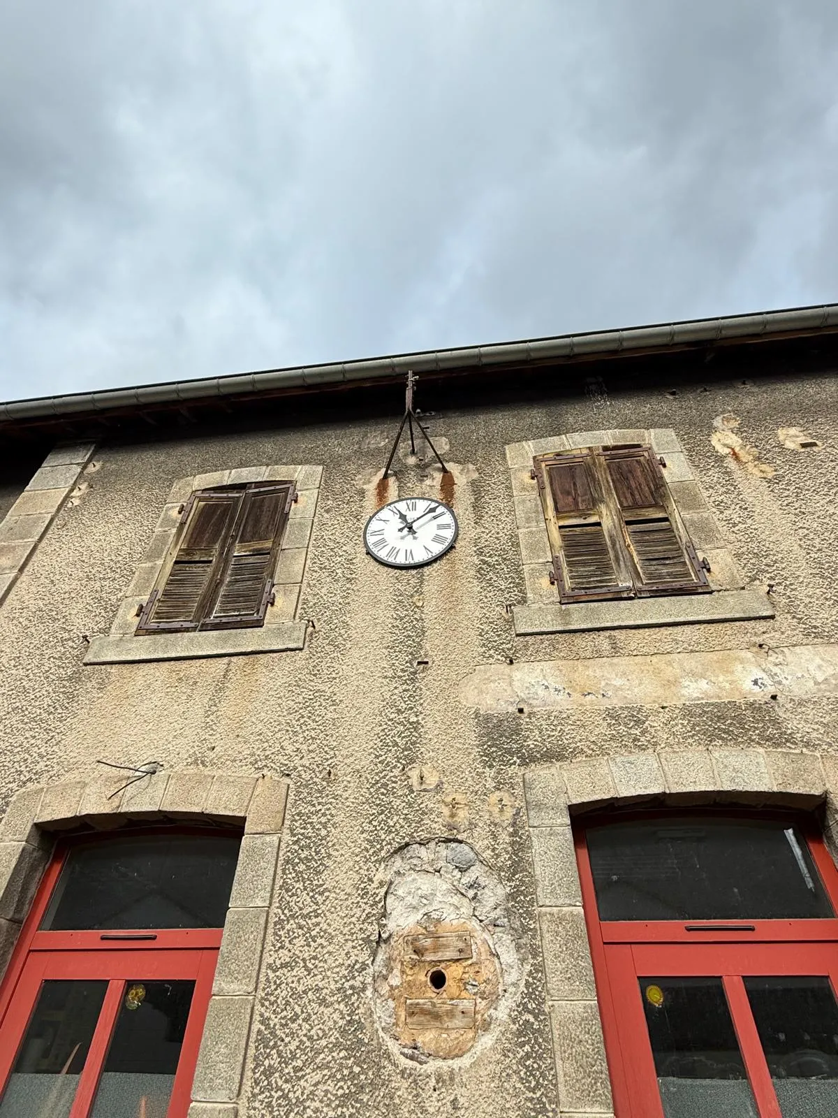 Ancienne gare du Cheylard — façade et enduit dégradés avant travaux