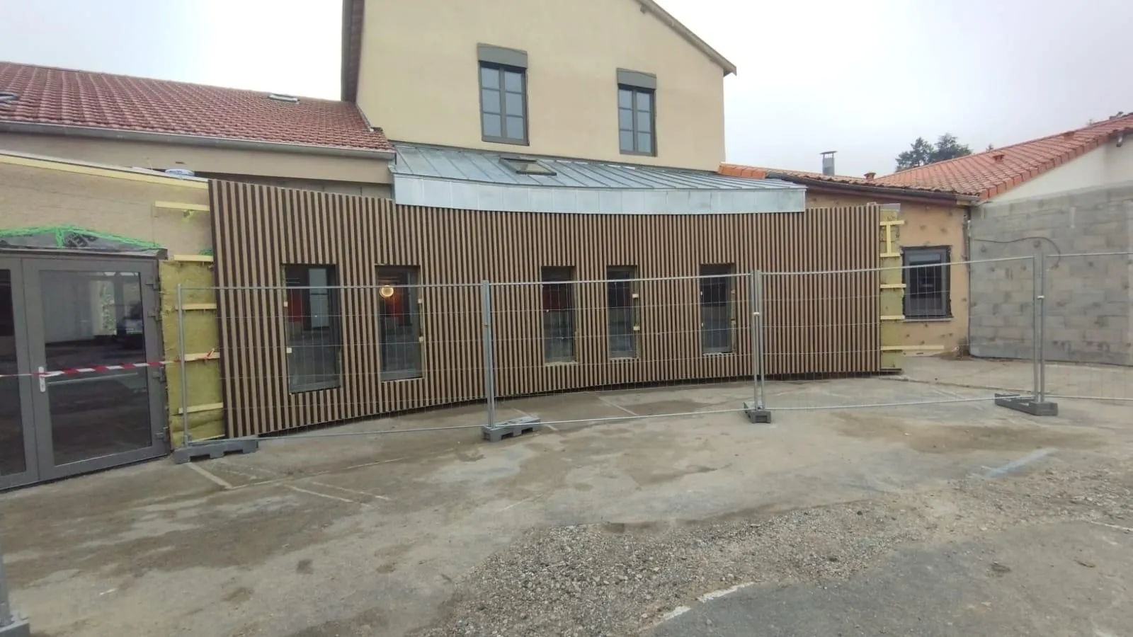 Groupe Scolaire de Chaussan — façade avant travaux