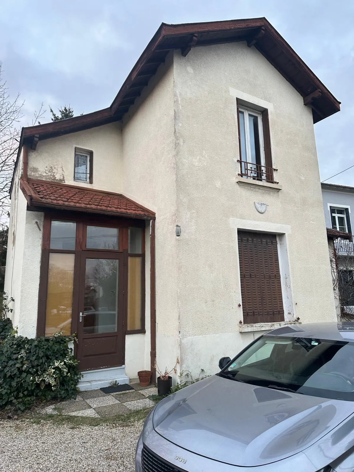 Maison à Sathonay — façade ancienne fissurée avant travaux