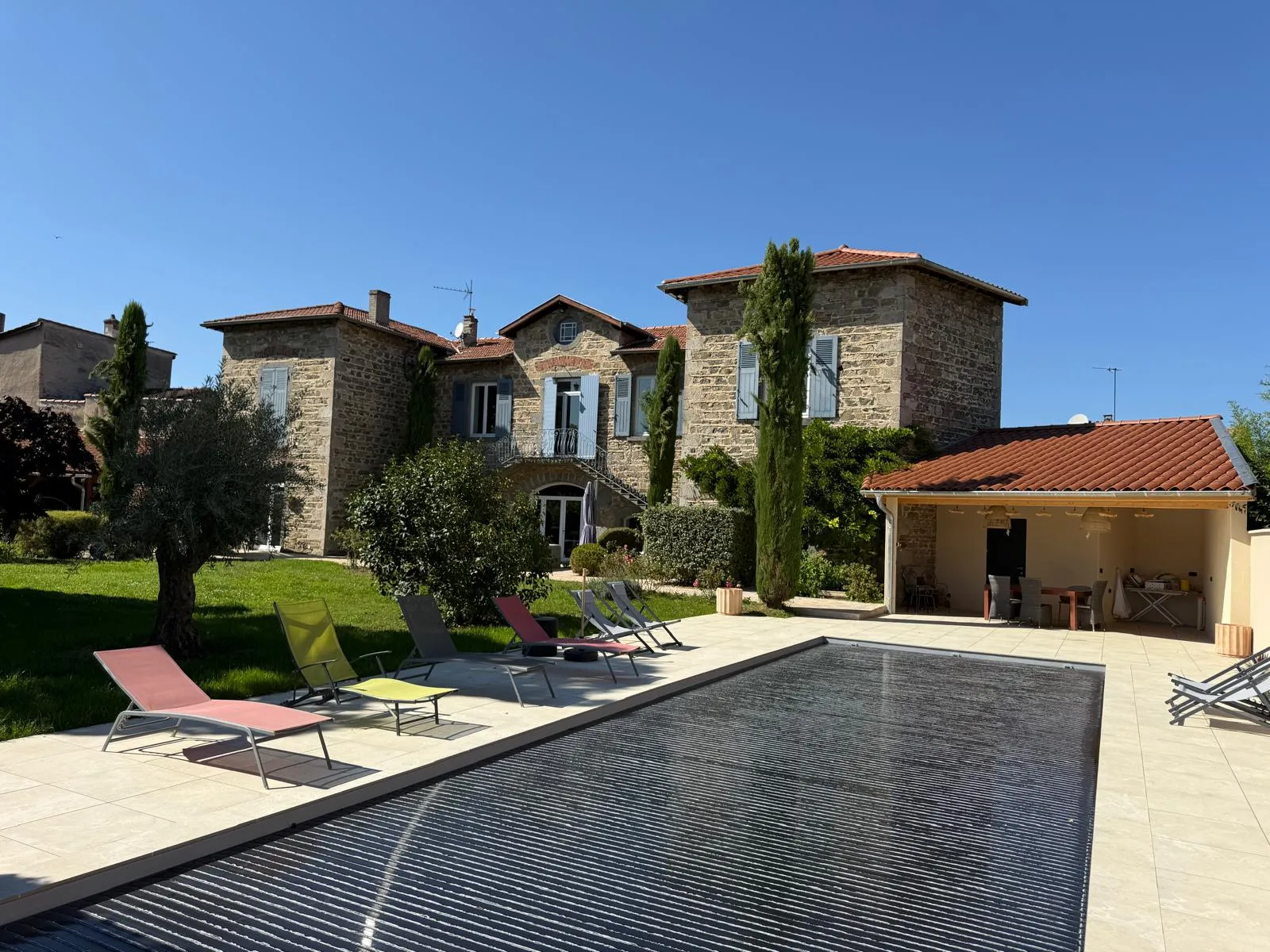 Maison à Mont d’Or — demeure en pierre avec volets repeints