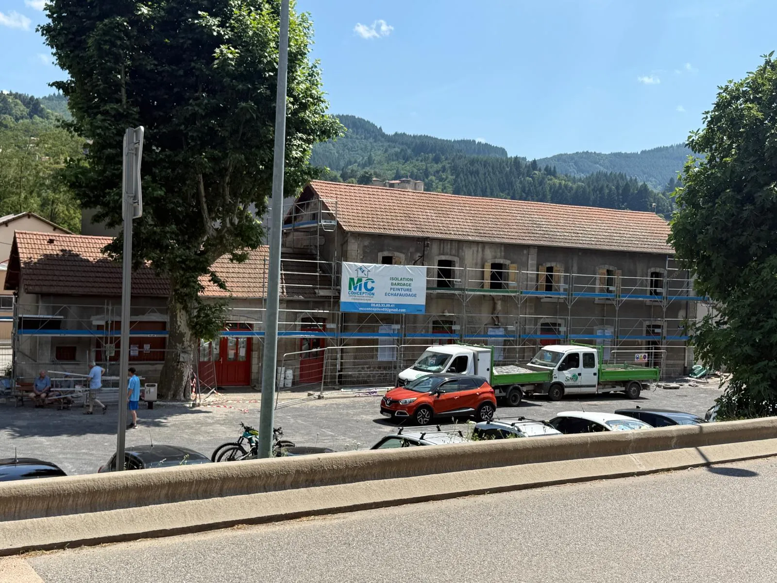 Ancienne gare du Cheylard — façade en cours de ravalement sous échafaudage