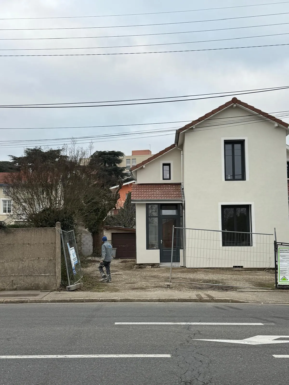 Maison des Cerisiers — façade rénovée