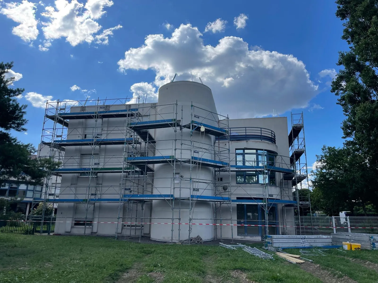 EHPAD à Vénissieux — bâtiment échafaudé pendant l’isolation par l’extérieur