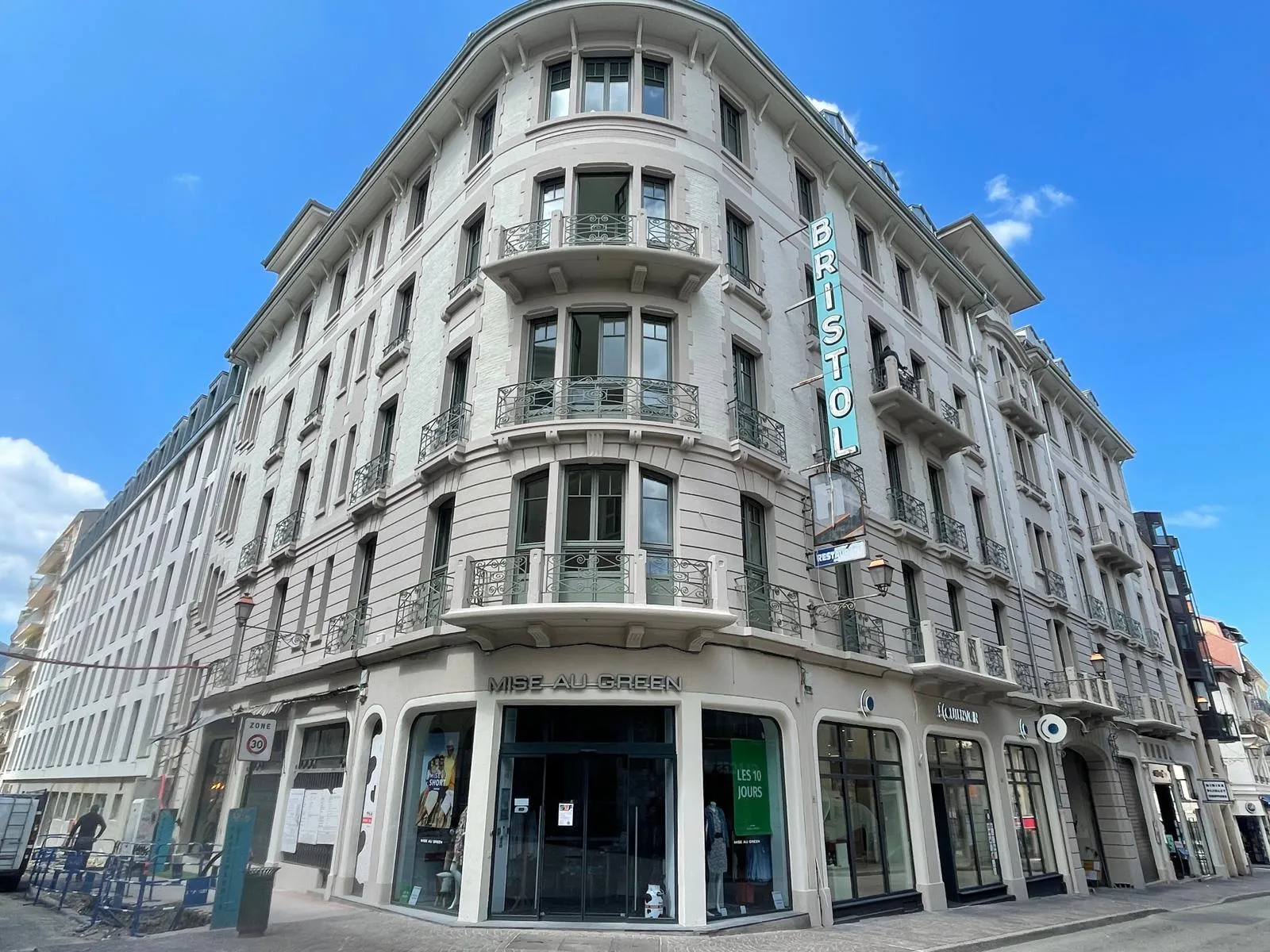 Hôtel Bristol — façade ravalée à l’angle de la rue